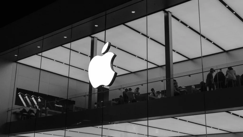 AN APPLE LOGO ON A BUILDING