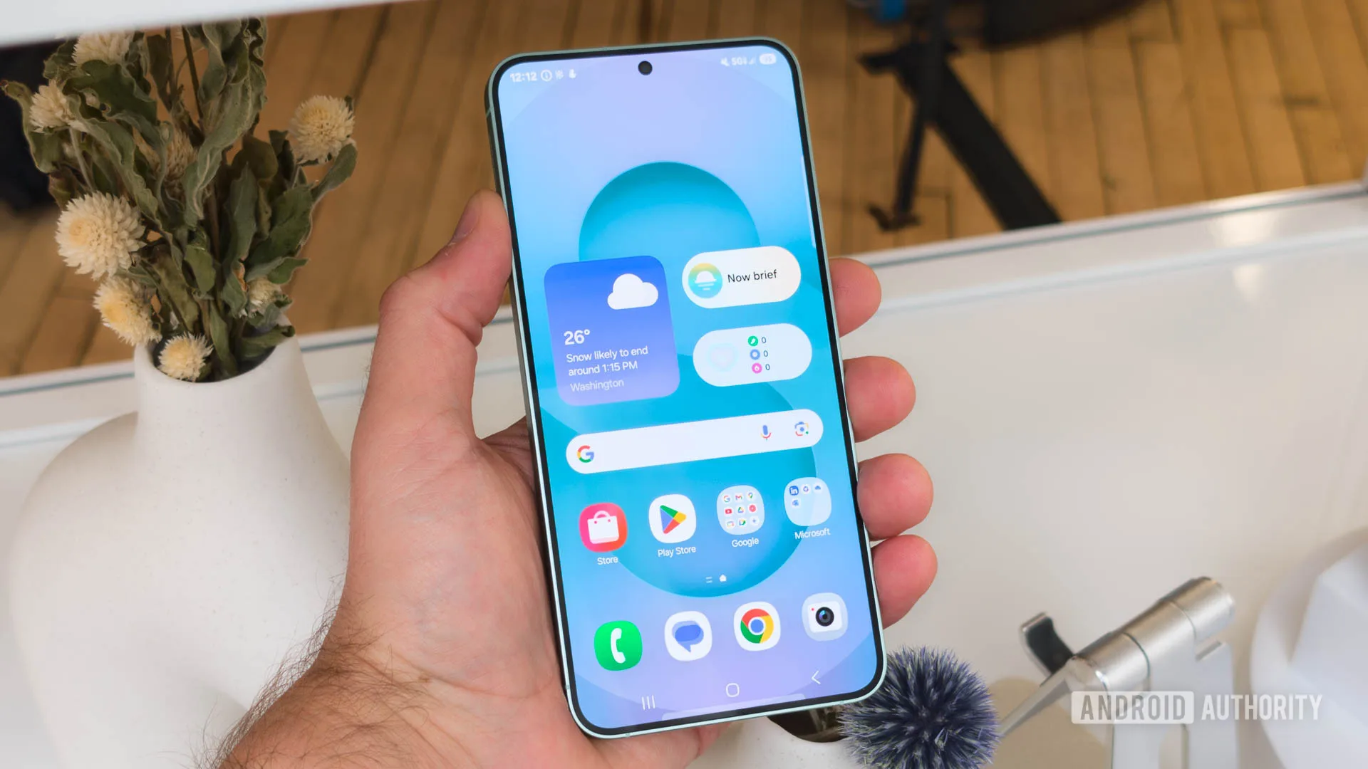 Best Older Android Phones to Buy in 2026 — 5 Top Picks best older Android phones — Samsung Galaxy S25 in hand showing home screen