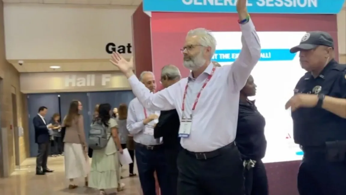 ADA CEO Apologizes After Scientists Ejected for Trump Criticism Police escort Dr. Steven Kahn out of a medical conference in New Orleans for handling out copies