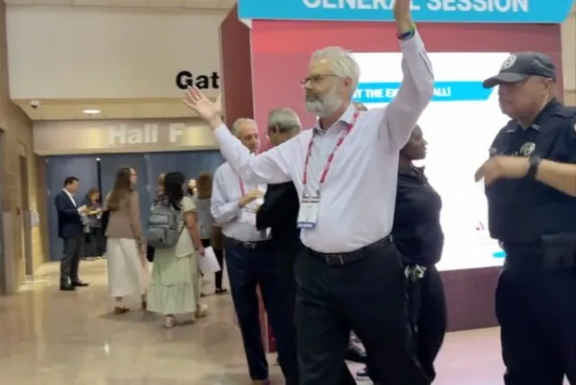 ADA CEO Apologizes After Scientists Ejected for Trump Criticism diabetes scientists ejected — Police escort Dr. Steven Kahn out of a medical conference in New Orleans for handling out