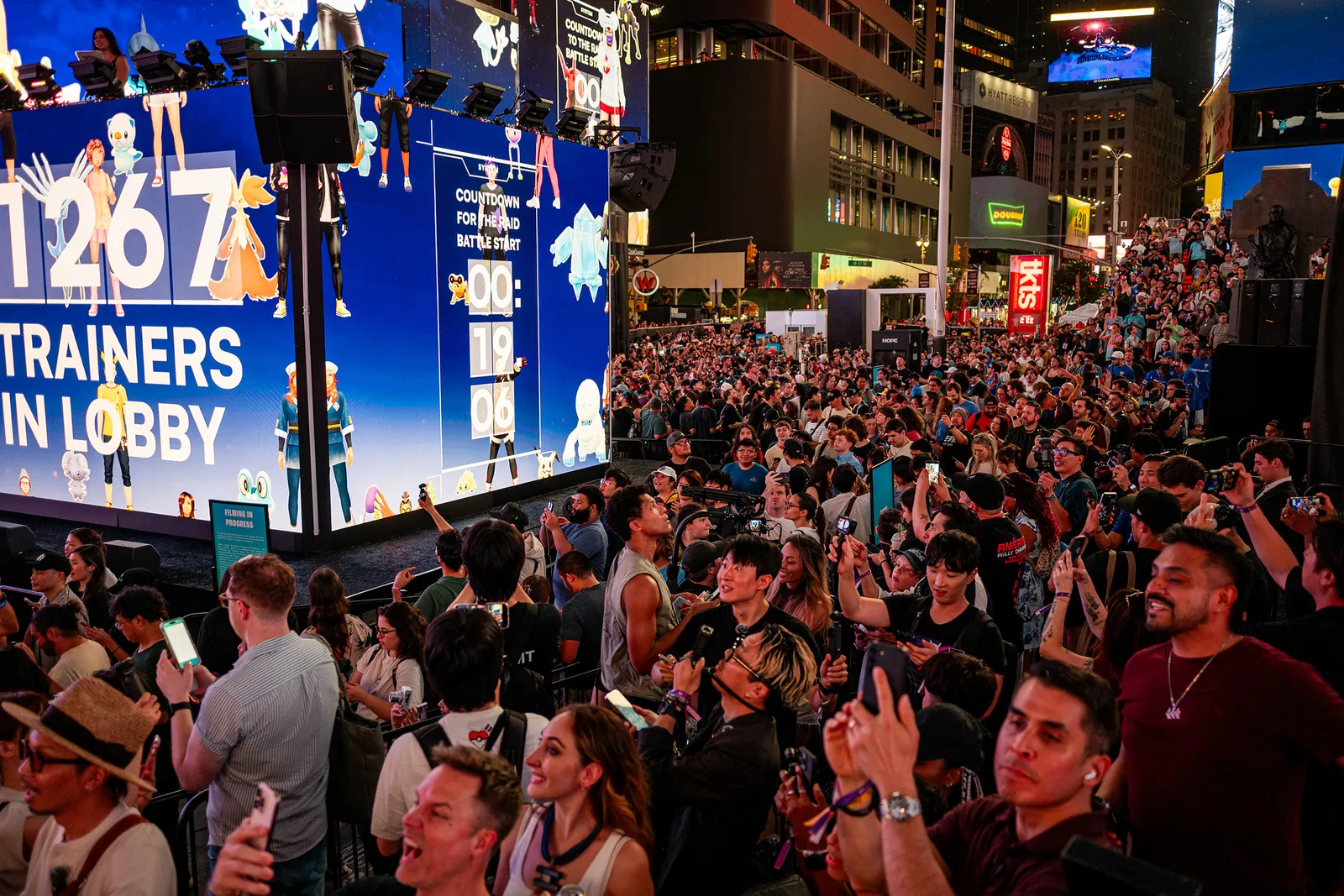 Pokémon Go at 10: 2,000 Players Battle Mewtwo in Times Square Thousands of ‘Pokmon Go Players Descend on Times Square to Defeat Mewtwo