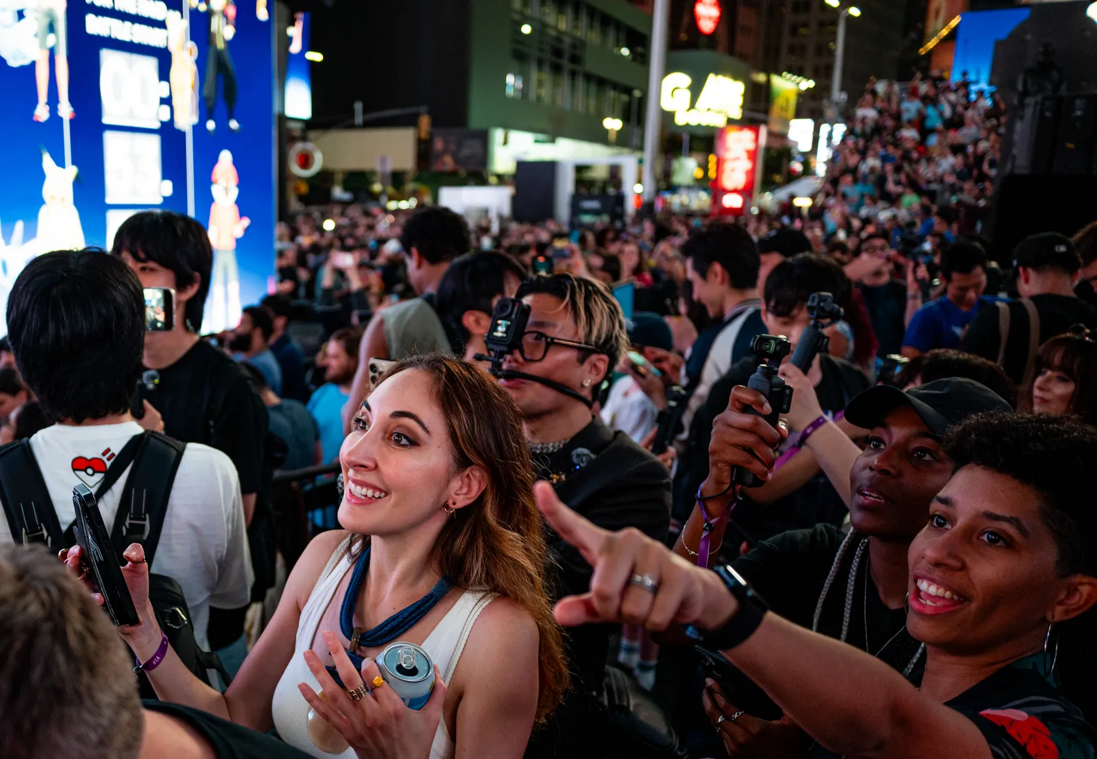 Pokémon Go at 10: 2,000 Players Battle Mewtwo in Times Square Thousands of ‘Pokmon Go Players Descend on Times Square to Defeat Mewtwo