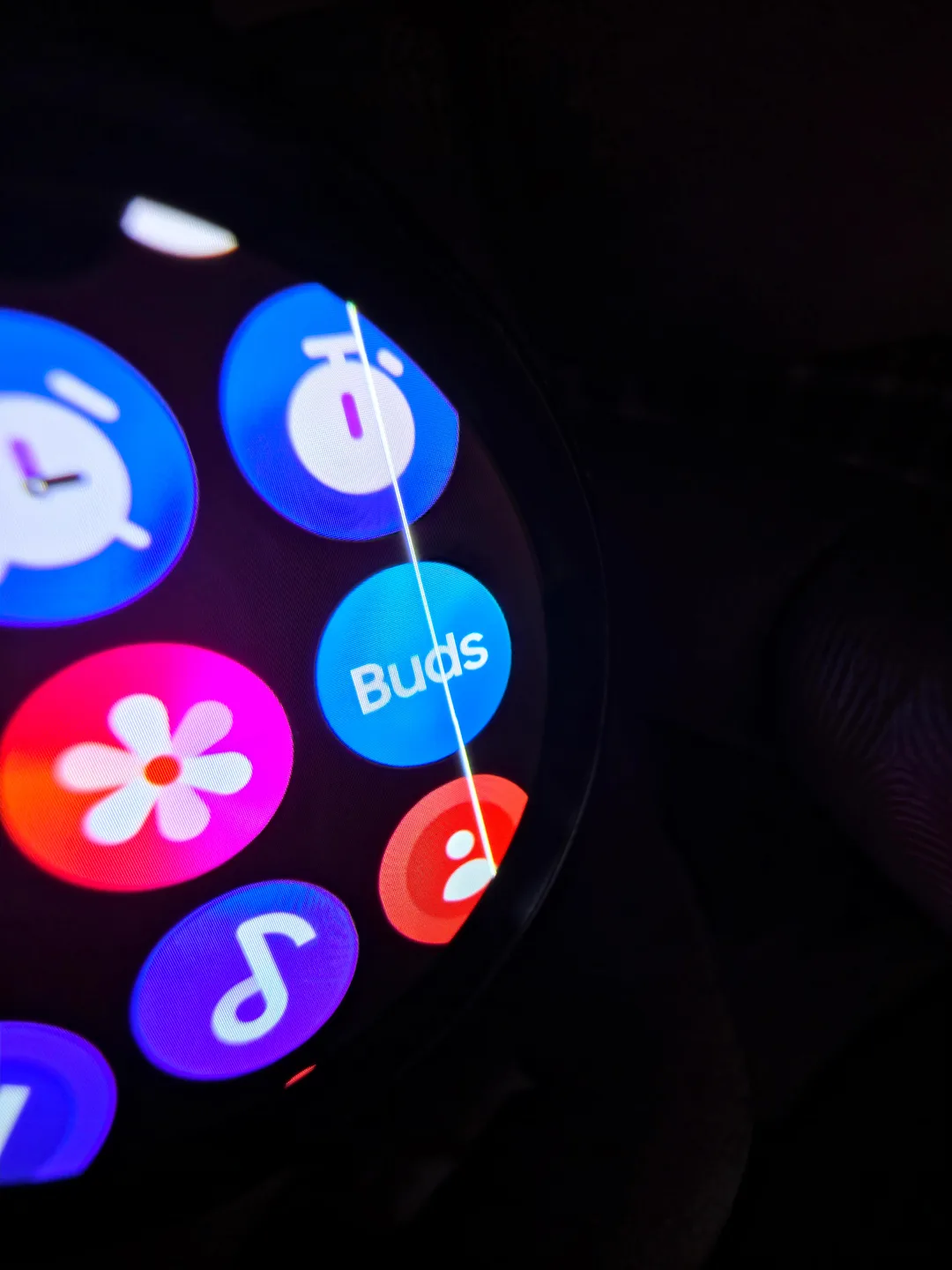 Galaxy Watch 4 Display Line Issue: Is Your Smartwatch Next? Galaxy Watch 4 White line on display (1)