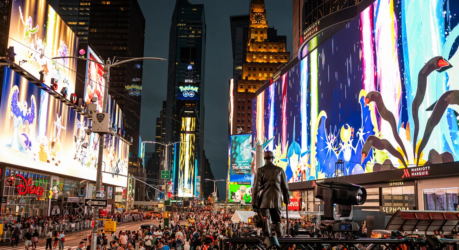 Pokémon Go at 10: 2,000 Players Battle Mewtwo in Times Square Thousands of ‘Pokmon Go Players Descend on Times Square to Defeat Mewtwo
