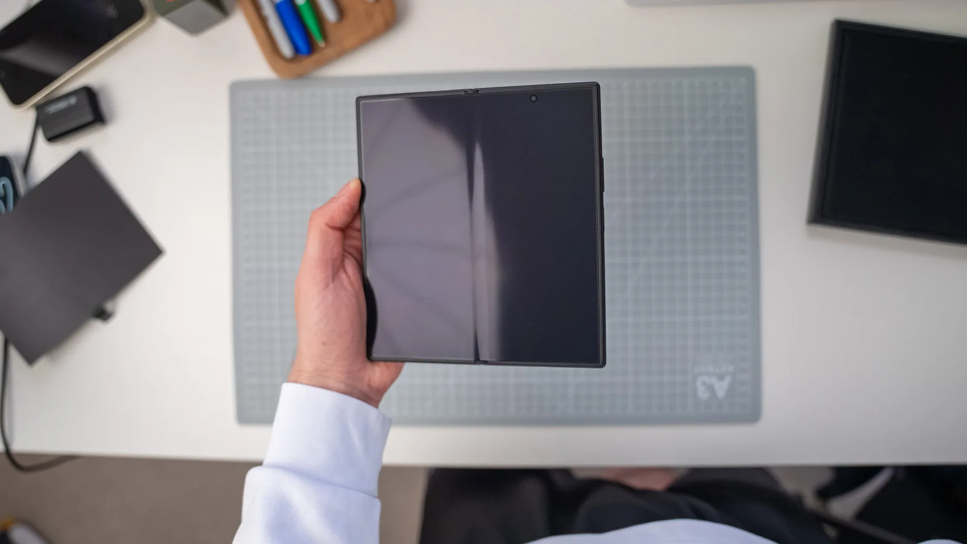 The Z Fold 8 crease is back after a week, but that’s not the full stor Z Fold 8 Ultra 1 week