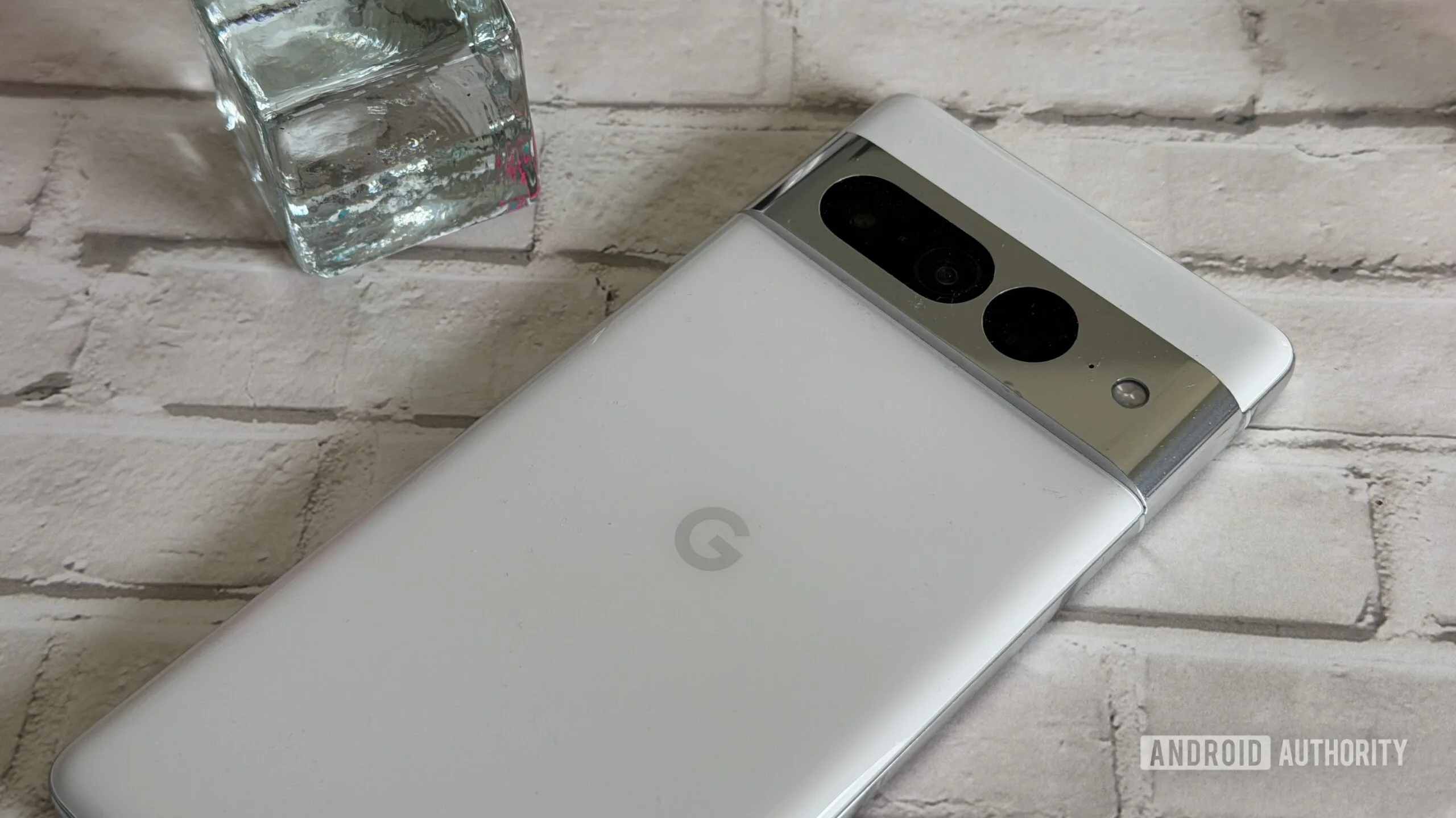 Android Phones to Upgrade in 2026: Top 6 Proven Picks android phones to upgrade — Google Pixel 7 Pro on table