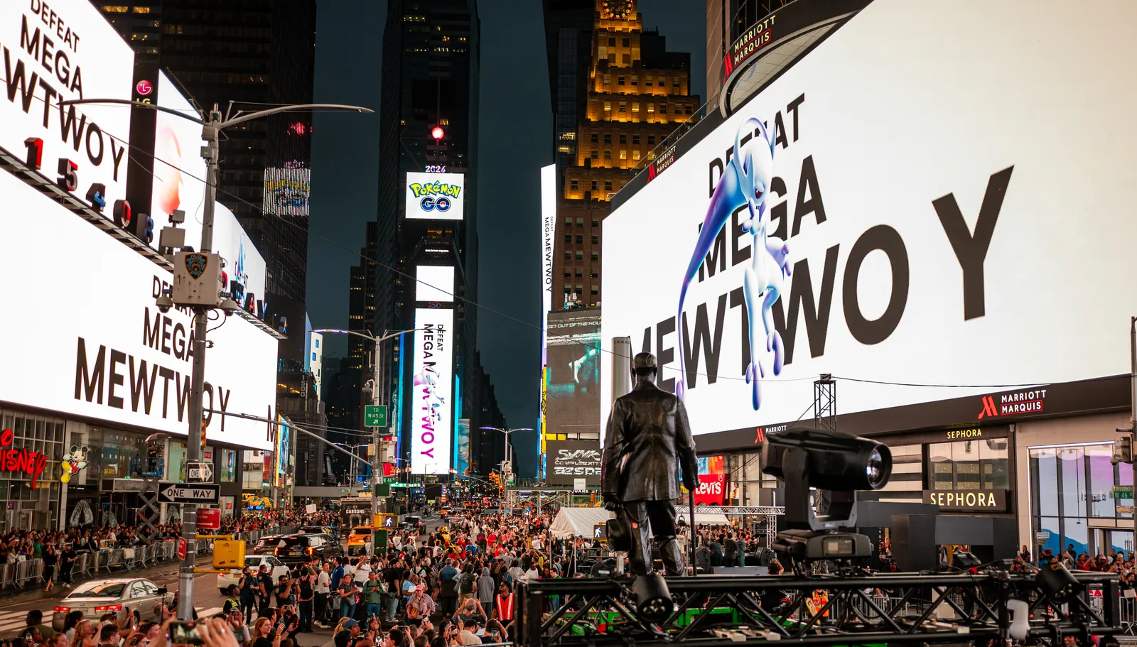 Pokémon Go at 10: 2,000 Players Battle Mewtwo in Times Square Pokémon Go — Thousands of ‘Pokmon Go Players Descend on Times Square to Defeat Mewtwo