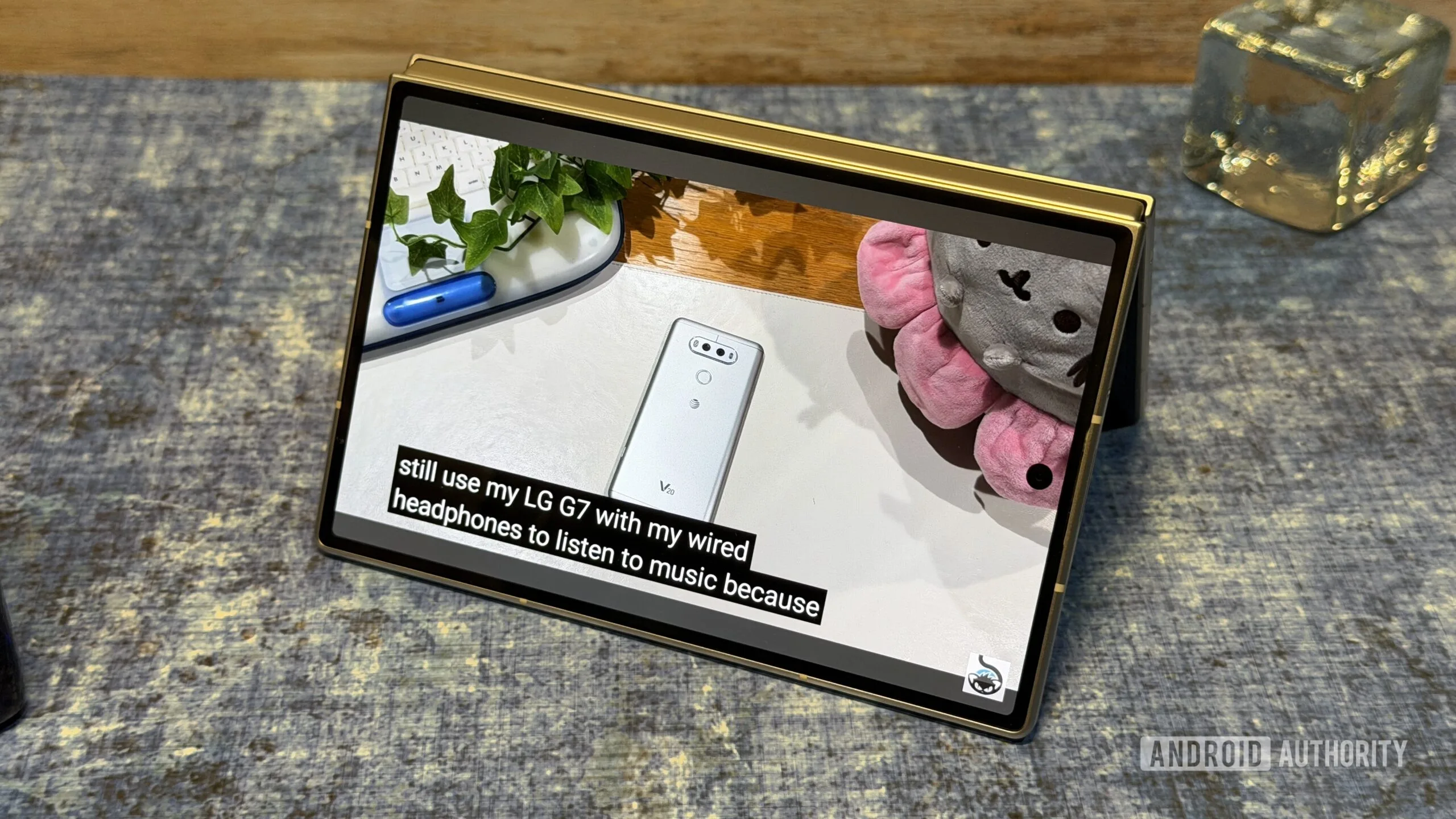 Galaxy Z Fold 8: 5 Essential Setup Moves to Make First Samsung Galaxy Z Fold 8 tent mode video
