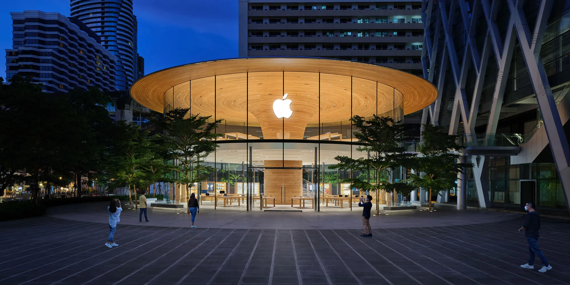 Foldable iPhone Ultra: The key questions before September The reported Apple Upgrade program raises a very big concern | Photo shows the Central World store in Bangkok, Thailand